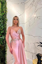 فساتين سهرة وردية لامعة بحمالات رفيعة على شكل حورية البحر وياقة على شكل حرف V طويلة