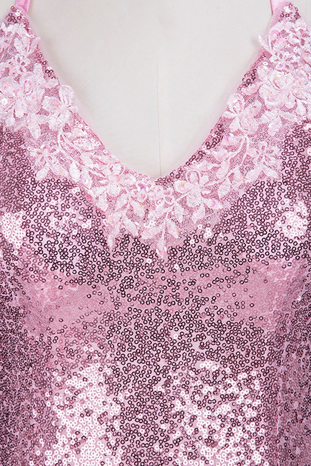 Abito da sera rosa con scollo a V lungo a sirena, spalline sottili e schiena scoperta con paillettes