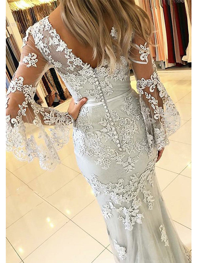 Abito da sera lungo a sirena con scollo a V, strascico spazzola, pizzo e tulle, con maniche