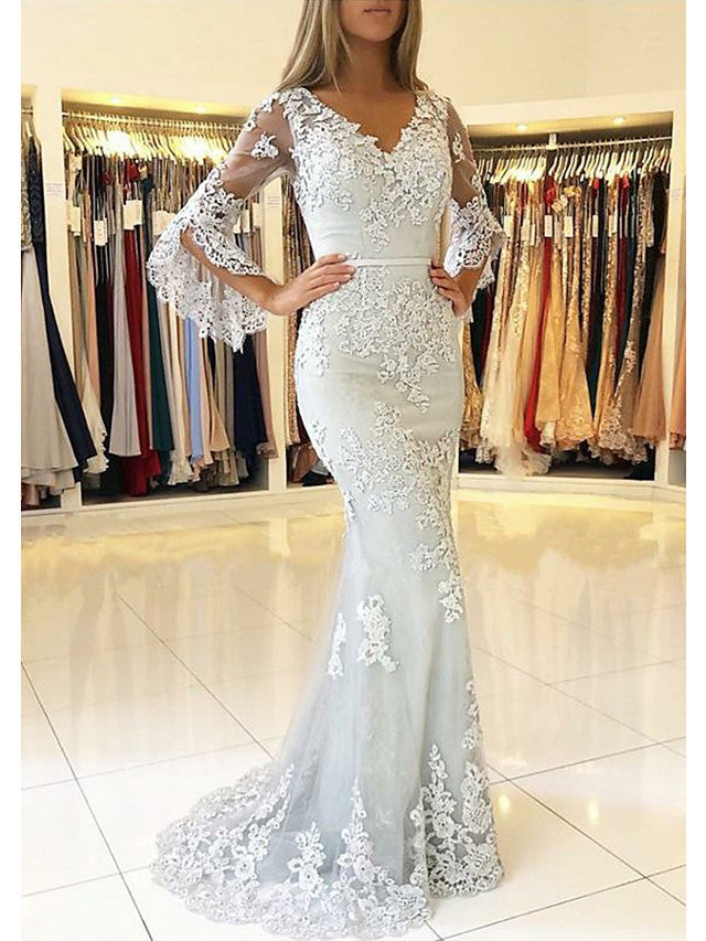 Abito da sera lungo a sirena con scollo a V, strascico spazzola, pizzo e tulle, con maniche