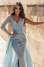 فستان سهرة طويل بحري برقبة على شكل حرف V من التول مع فتحة أمامية وأكمام