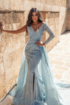 فستان سهرة طويل بحري برقبة على شكل حرف V من التول مع فتحة أمامية وأكمام