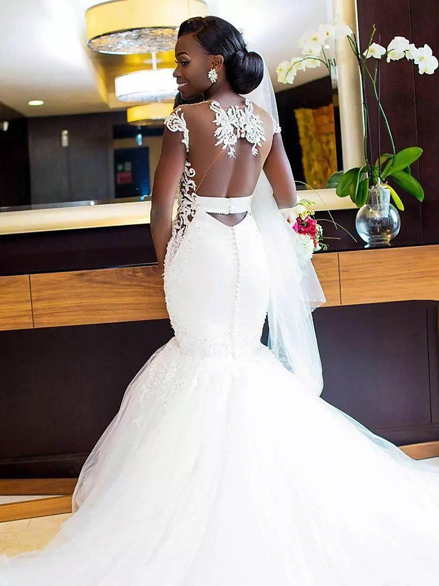 Abito da sposa lungo a sirena con scollo a V, tulle, pizzo, strascico a cappella e schiena scoperta