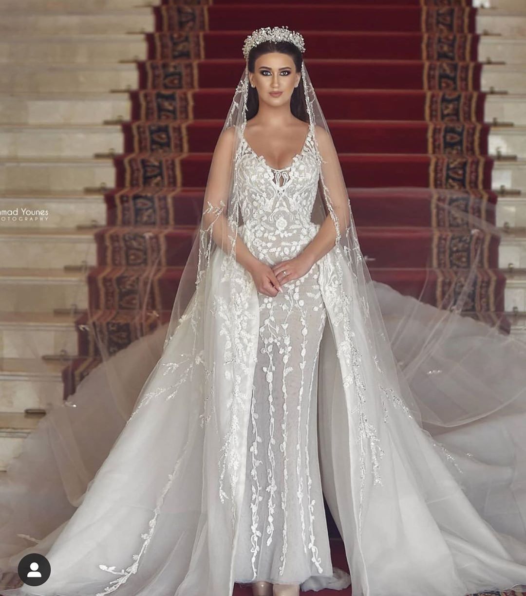 Langes Meerjungfrau-Brautkleid mit V-Ausschnitt und Tüllspitze und abnehmbarer Schleppe