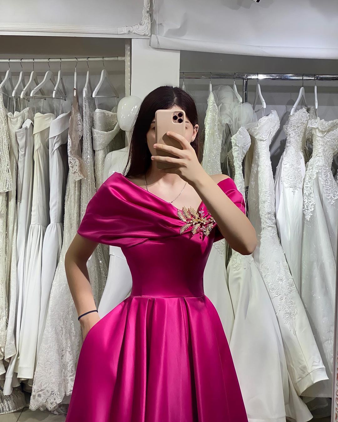 Robe de bal longue en satin à encolure bardot et coupe évasée avec poches