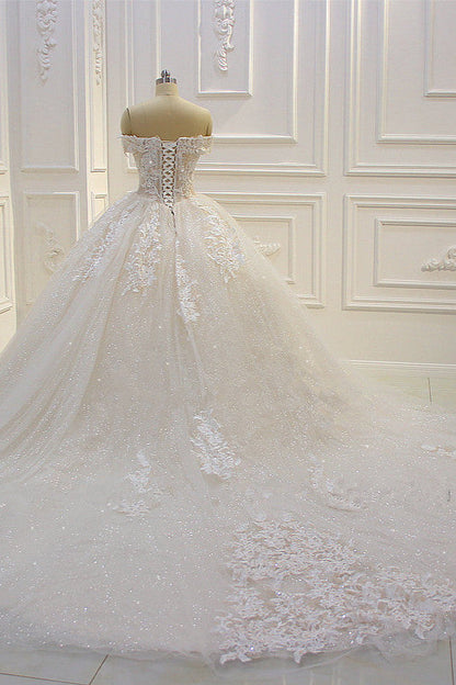 Langes, schulterfreies Ballkleid mit Herzausschnitt und Paillettenapplikationen aus Spitze