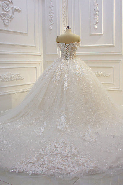 Langes, schulterfreies Ballkleid mit Herzausschnitt und Paillettenapplikationen aus Spitze