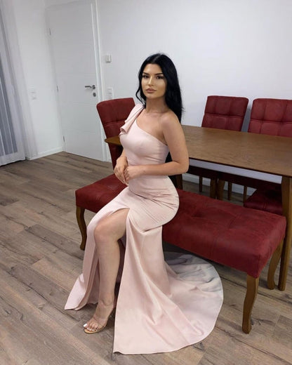 Vestido de fiesta largo rosa sencillo con corte sirena y un hombro abierto