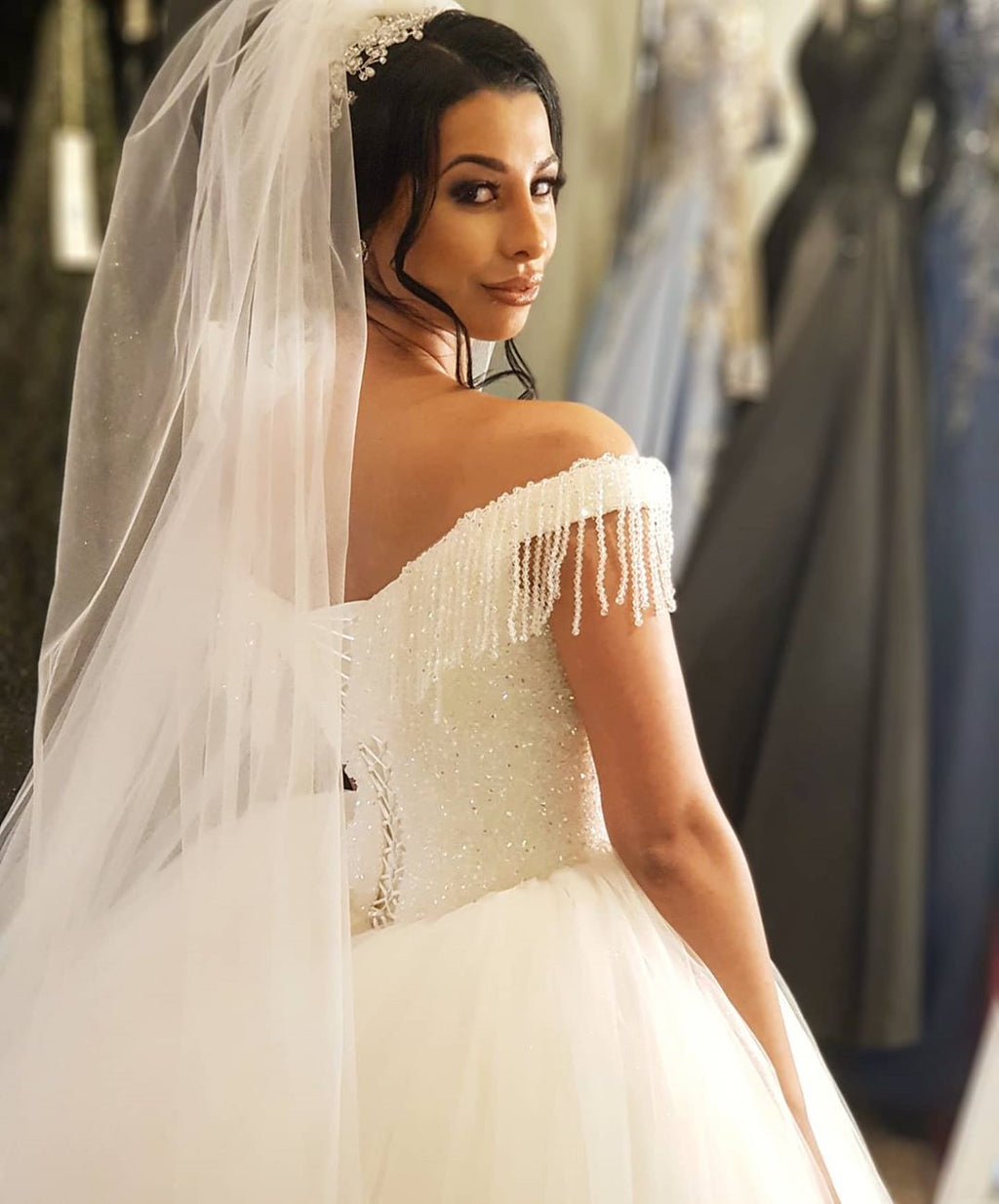 Langes Prinzessin-Brautkleid aus Tüll mit schulterfreiem Rücken und Perlenbesatz und Quaste