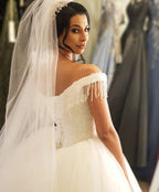 Langes Prinzessin-Brautkleid aus Tüll mit schulterfreiem Rücken und Perlenbesatz und Quaste