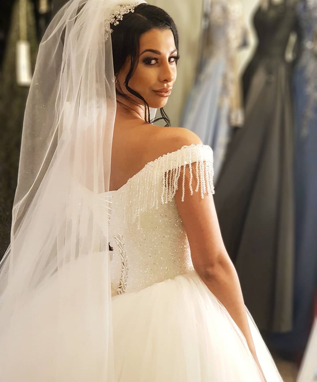 Langes Prinzessin-Brautkleid aus Tüll mit schulterfreiem Rücken und Perlenbesatz und Quaste