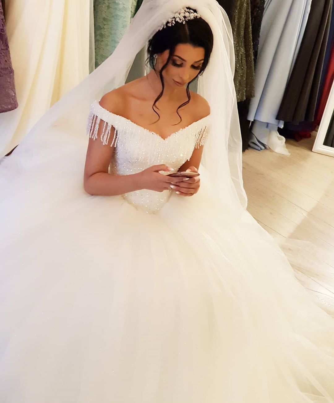 Langes Prinzessin-Brautkleid aus Tüll mit schulterfreiem Rücken und Perlenbesatz und Quaste