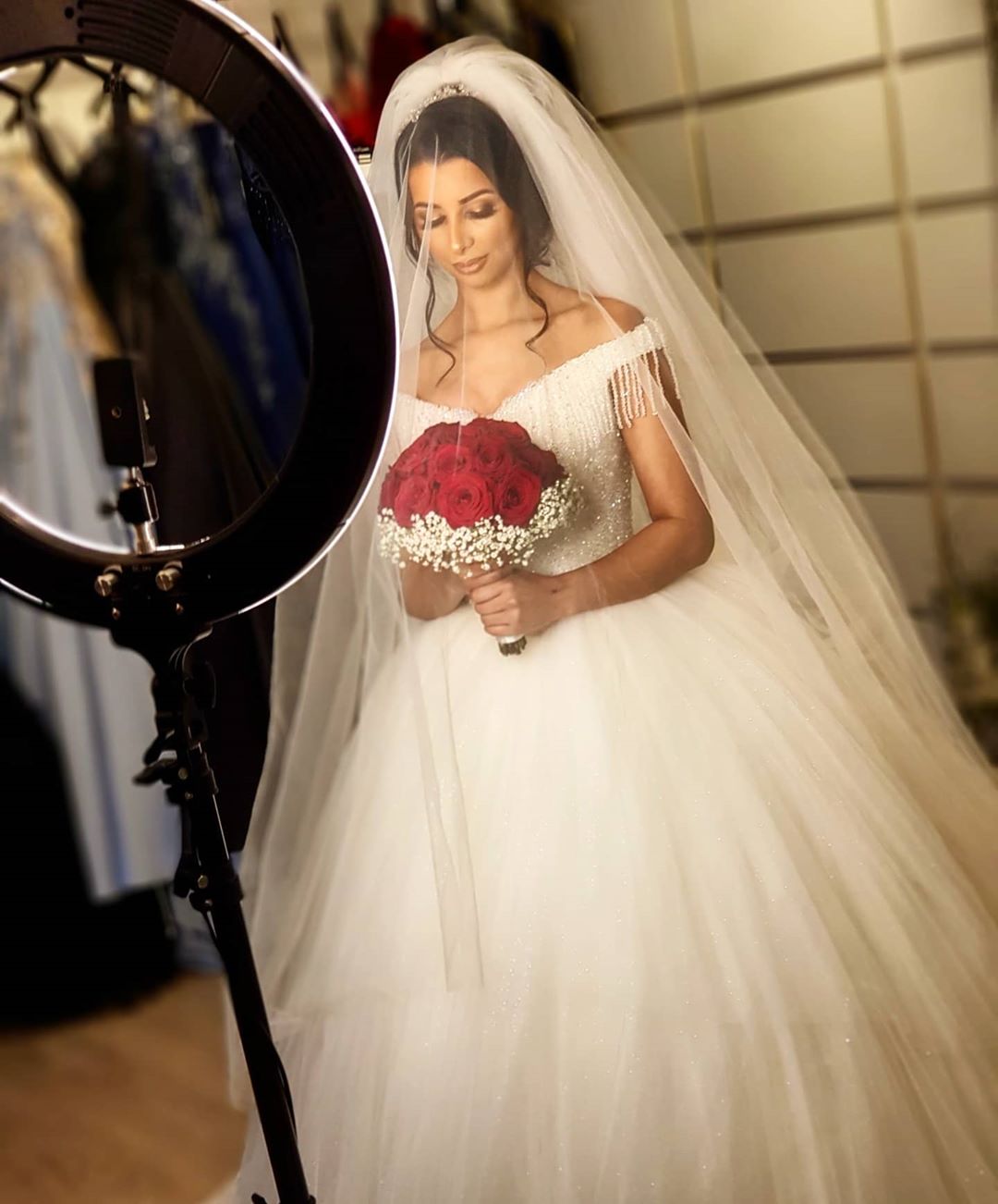 Langes Prinzessin-Brautkleid aus Tüll mit schulterfreiem Rücken und Perlenbesatz und Quaste