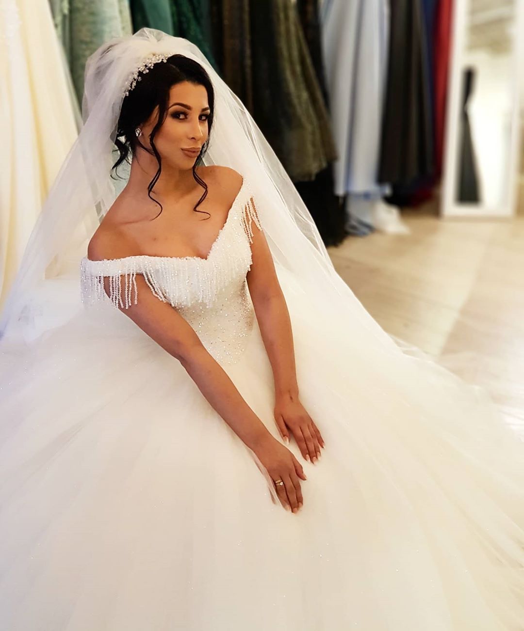 Langes Prinzessin-Brautkleid aus Tüll mit schulterfreiem Rücken und Perlenbesatz und Quaste