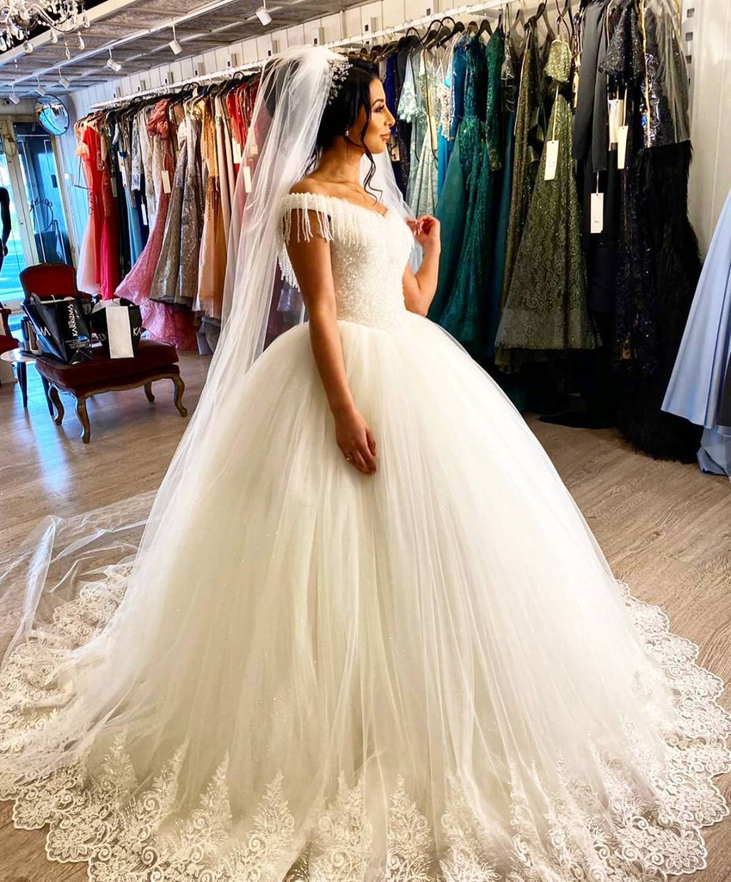 Langes Prinzessin-Brautkleid aus Tüll mit schulterfreiem Rücken und Perlenbesatz und Quaste