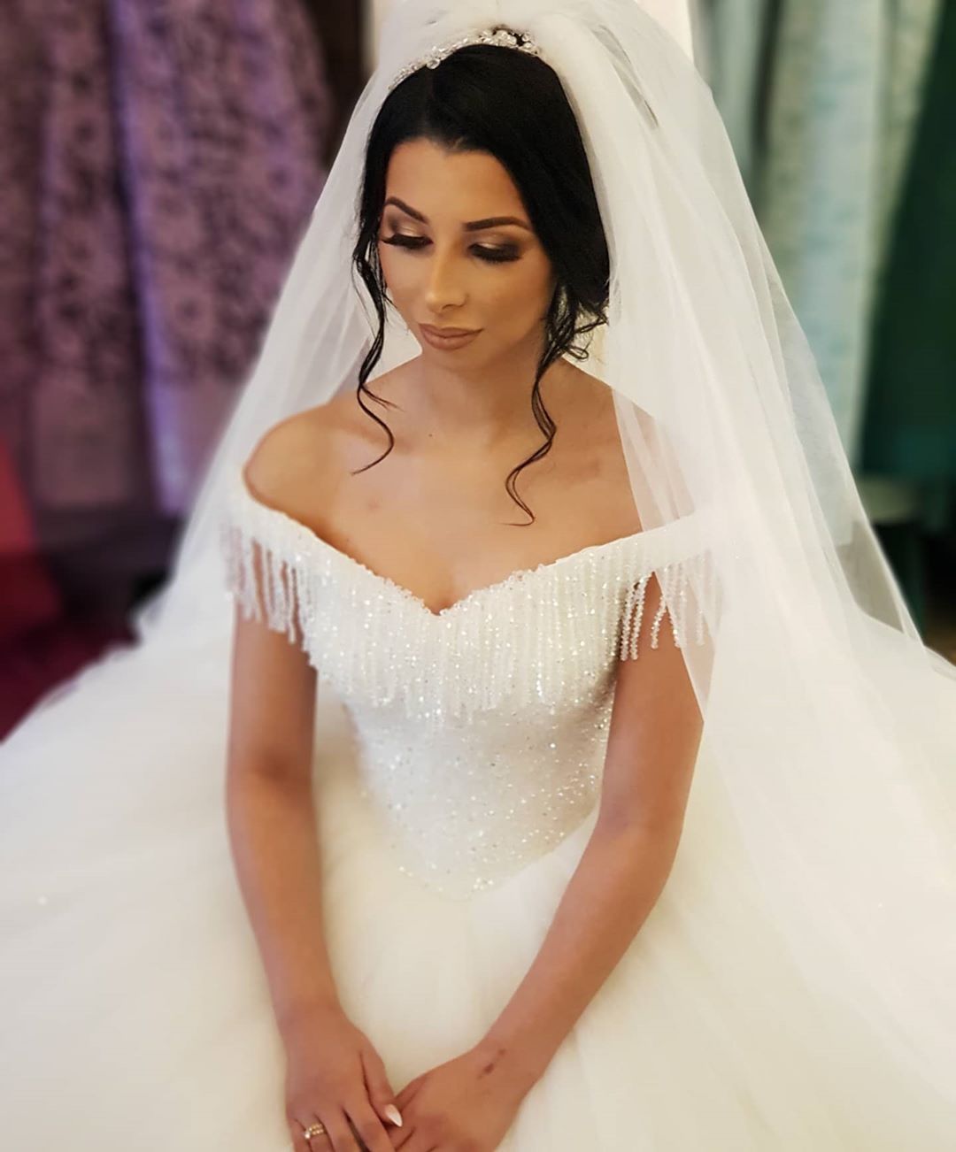 Langes Prinzessin-Brautkleid aus Tüll mit schulterfreiem Rücken und Perlenbesatz und Quaste