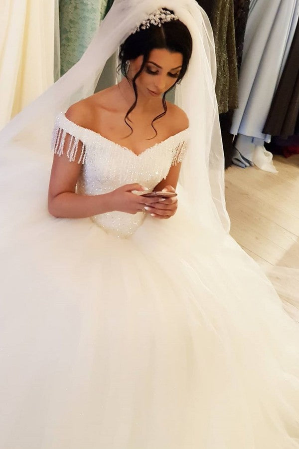 Langes Prinzessin-Brautkleid aus Tüll mit schulterfreiem Rücken und Perlenbesatz und Quaste