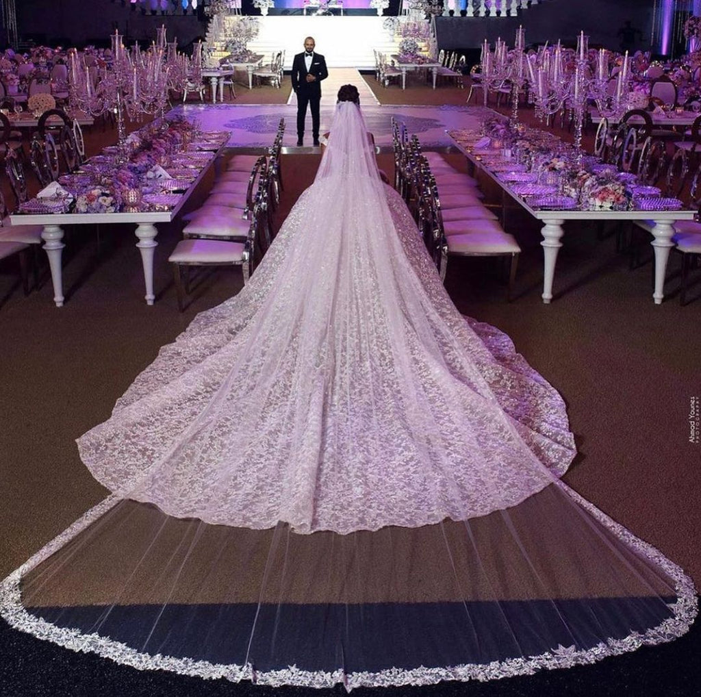 Langes, schulterfreies Prinzessinnen-Brautkleid aus Spitze