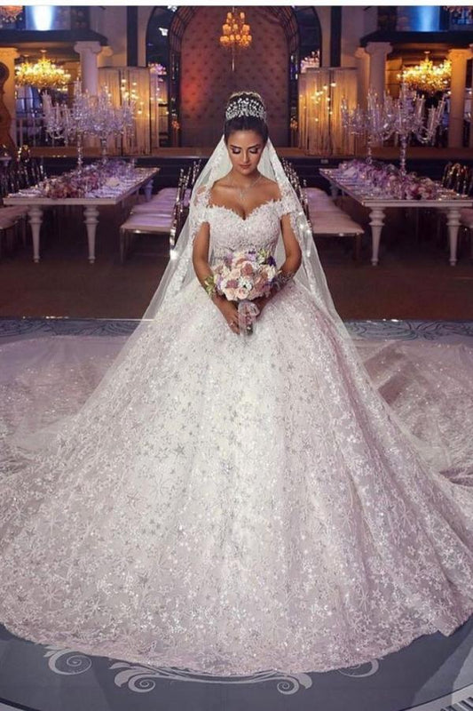 Langes, schulterfreies Prinzessinnen-Brautkleid aus Spitze