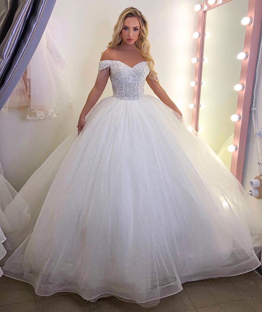 Langes, schulterfreies Prinzessinnen-Brautkleid aus Tüll