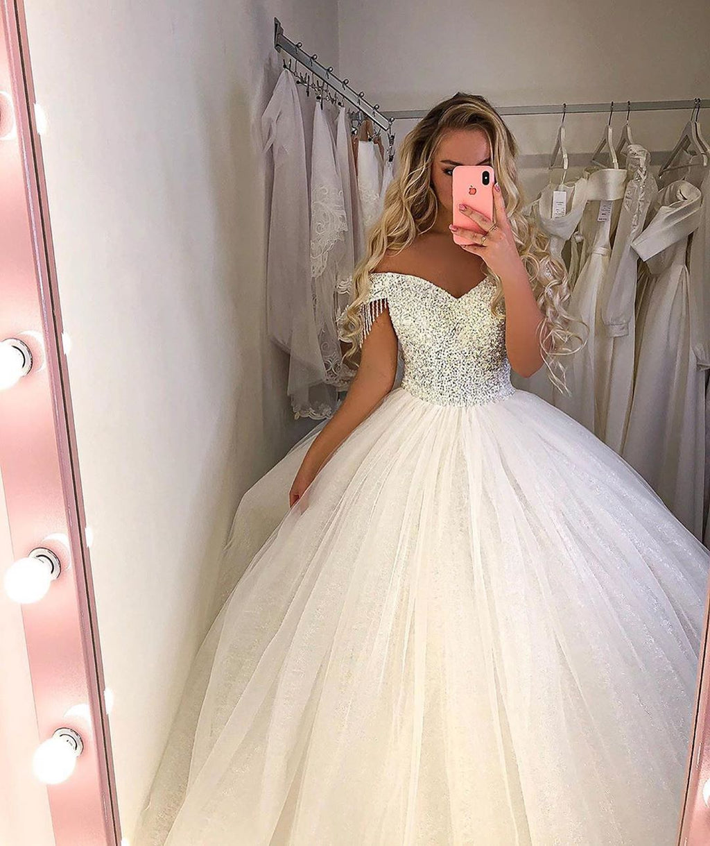 Langes, schulterfreies Prinzessinnen-Brautkleid aus Tüll