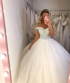 Langes, schulterfreies Prinzessinnen-Brautkleid aus Tüll