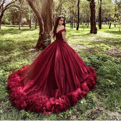 Langes, schulterfreies Prinzessinnen-Brautkleid aus Tüll