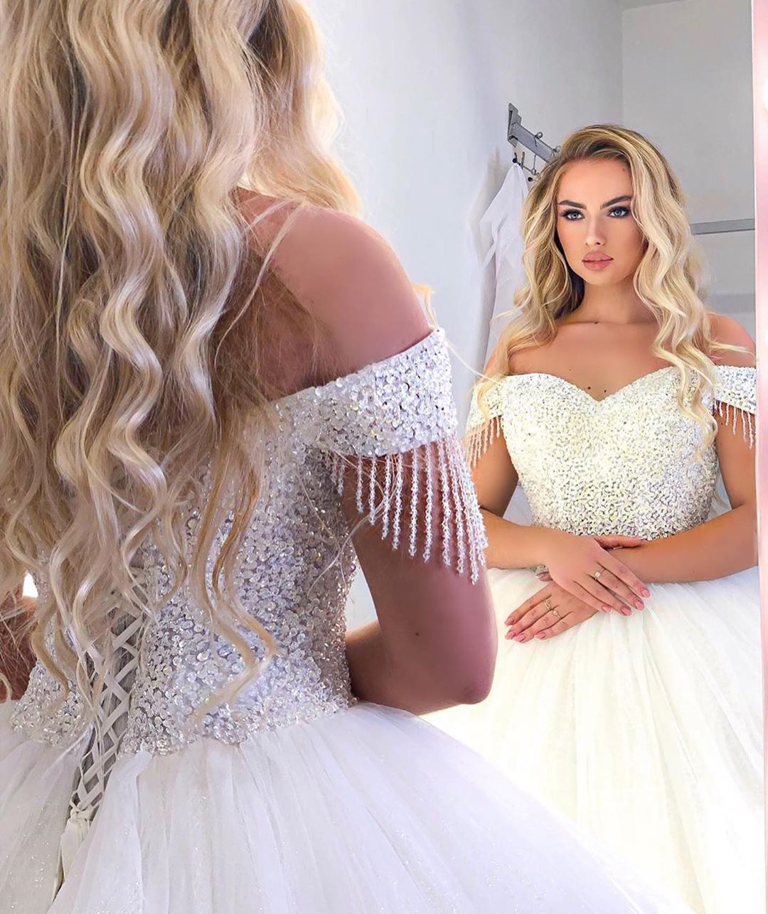 Langes, schulterfreies Prinzessinnen-Brautkleid aus Tüll