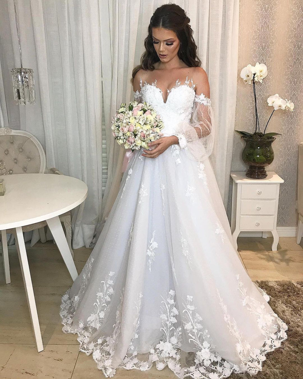 Langes, schulterfreies Tüll-Brautkleid im Prinzessinnen-Stil mit Puffärmeln
