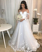 Langes, schulterfreies Tüll-Brautkleid im Prinzessinnen-Stil mit Puffärmeln