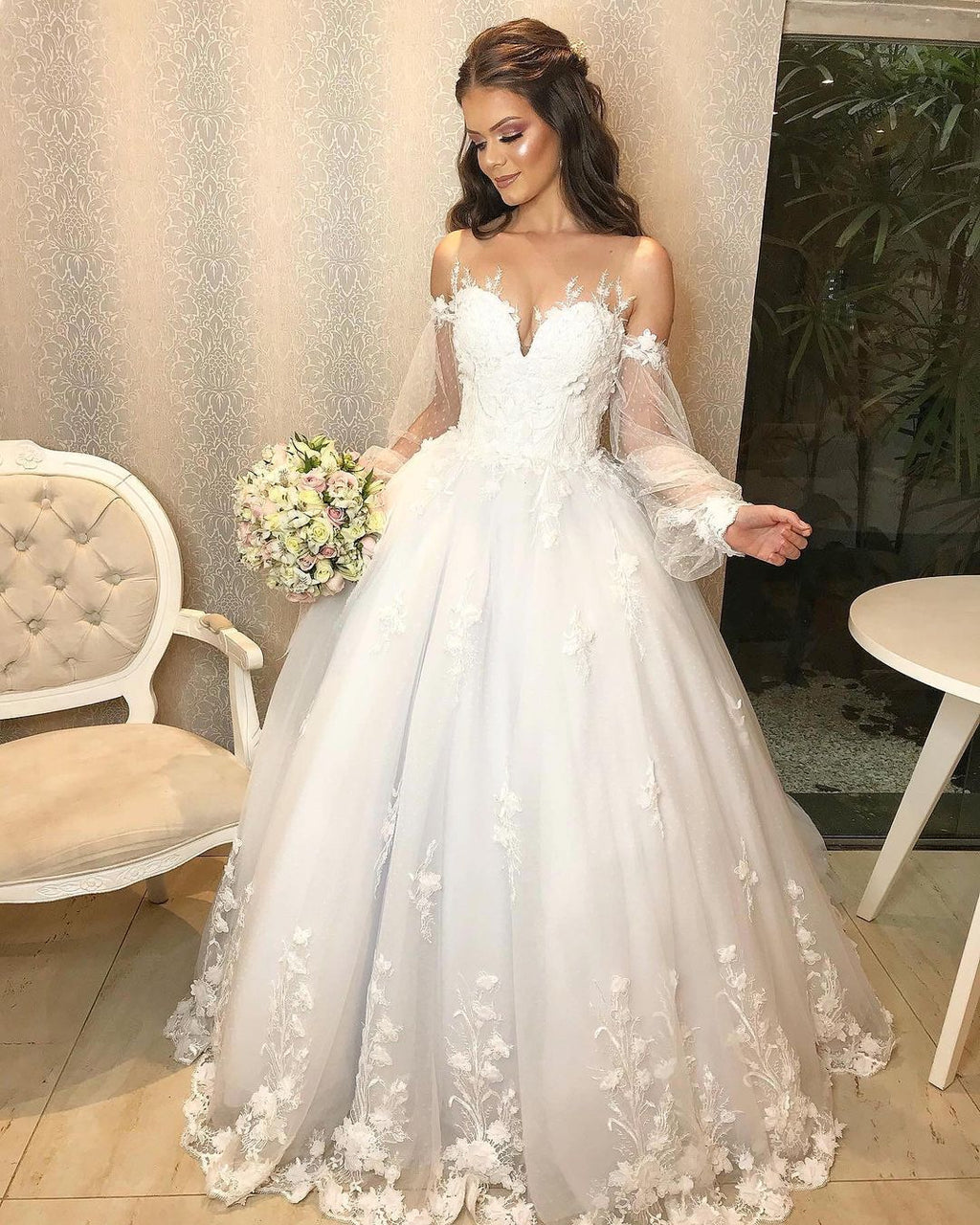 Langes, schulterfreies Tüll-Brautkleid im Prinzessinnen-Stil mit Puffärmeln