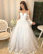 Langes, schulterfreies Tüll-Brautkleid im Prinzessinnen-Stil mit Puffärmeln