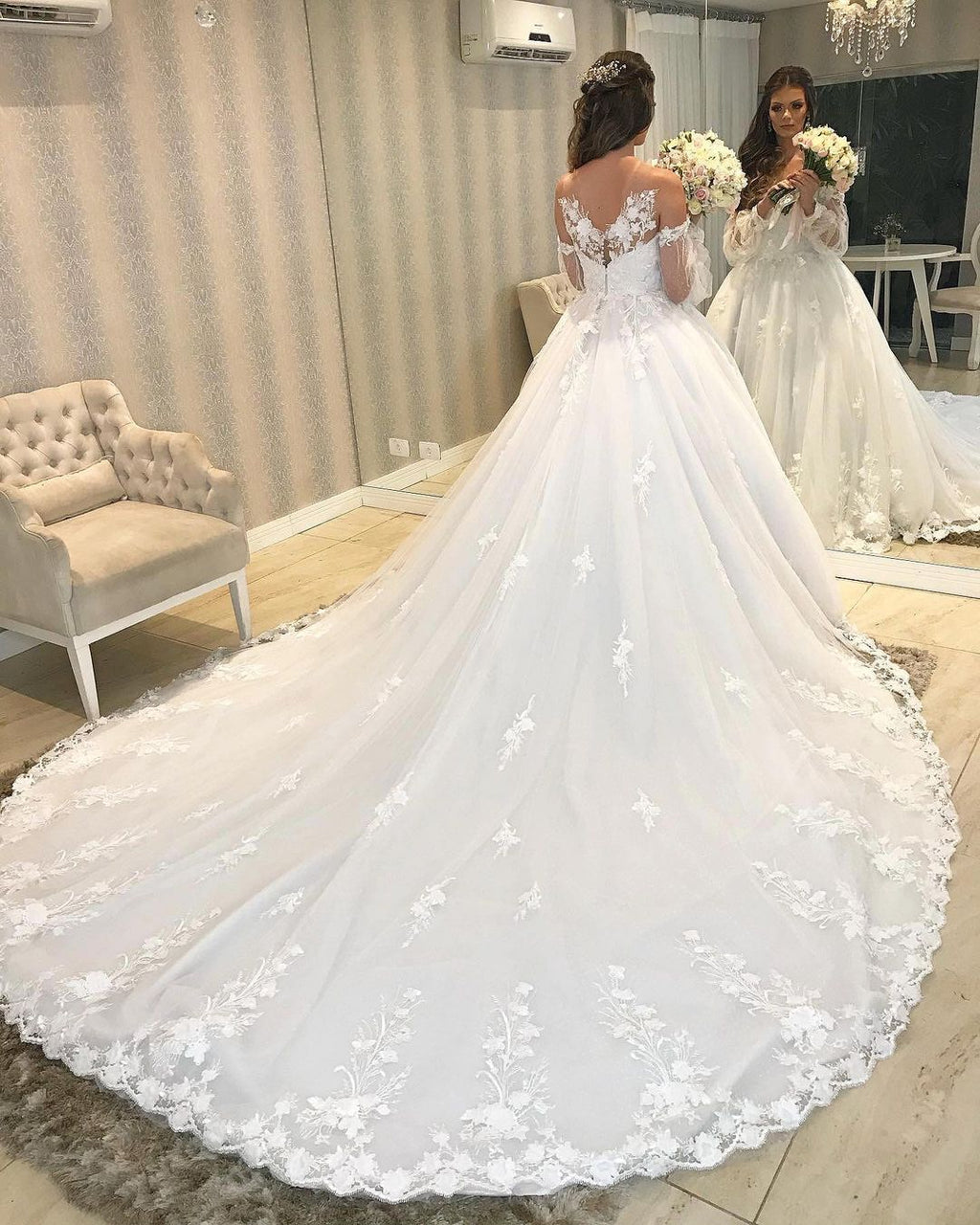 Langes, schulterfreies Tüll-Brautkleid im Prinzessinnen-Stil mit Puffärmeln