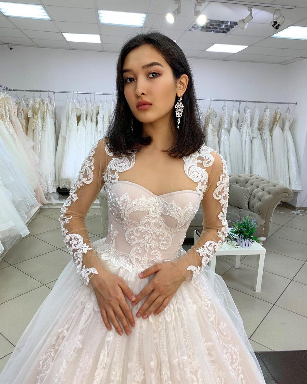 Langes Prinzessin-Brautkleid mit Herzausschnitt, Applikationen, Spitze, rückenfrei, Tüll und Ärmeln