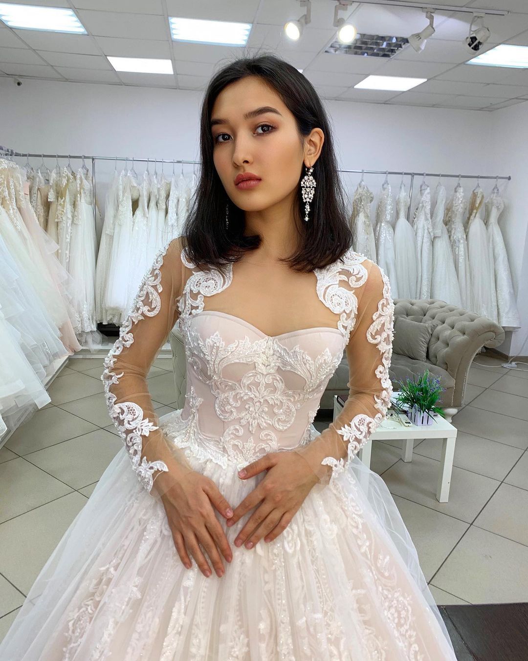 Langes Prinzessin-Brautkleid mit Herzausschnitt, Applikationen, Spitze, rückenfrei, Tüll und Ärmeln