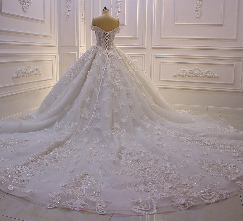 Langes Prinzessin-Brautkleid mit Herzausschnitt, schulterfrei, rückenfrei, Applikationen, Spitze, Rüschen, Tüll