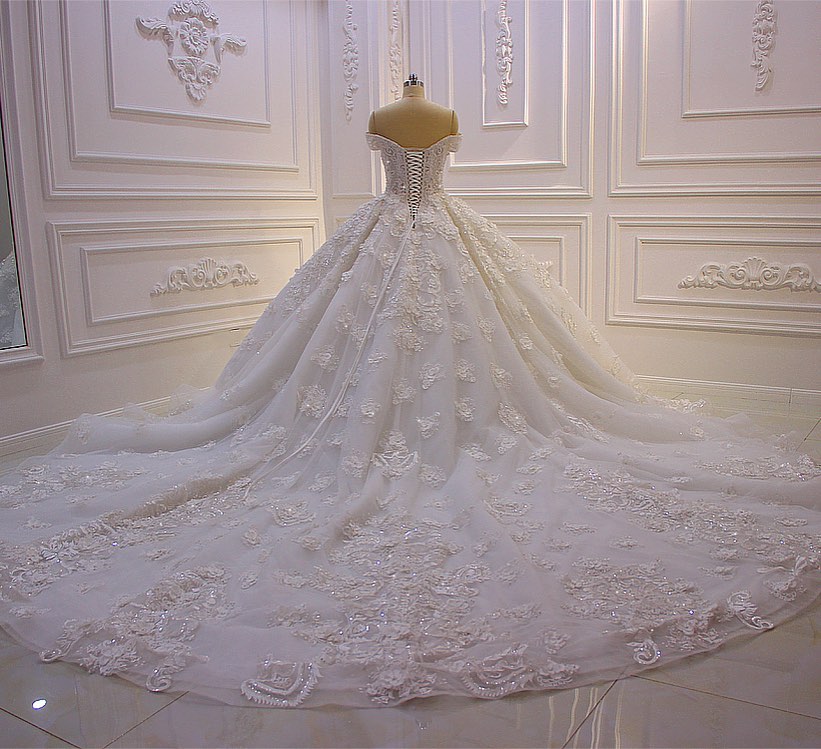 Langes Prinzessin-Brautkleid mit Herzausschnitt, schulterfrei, rückenfrei, Applikationen, Spitze, Rüschen, Tüll