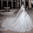 Langes Prinzessinnen-Brautkleid aus Tüll mit Perlenapplikationen und Spitze und Ärmeln