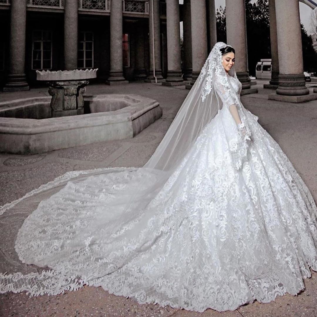 Langes Prinzessinnen-Brautkleid aus Tüll mit Perlenapplikationen und Spitze und Ärmeln