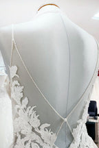 Langes Prinzessinnen-Brautkleid aus Tüll mit V-Ausschnitt und Pailletten und Spitzenapplikationen