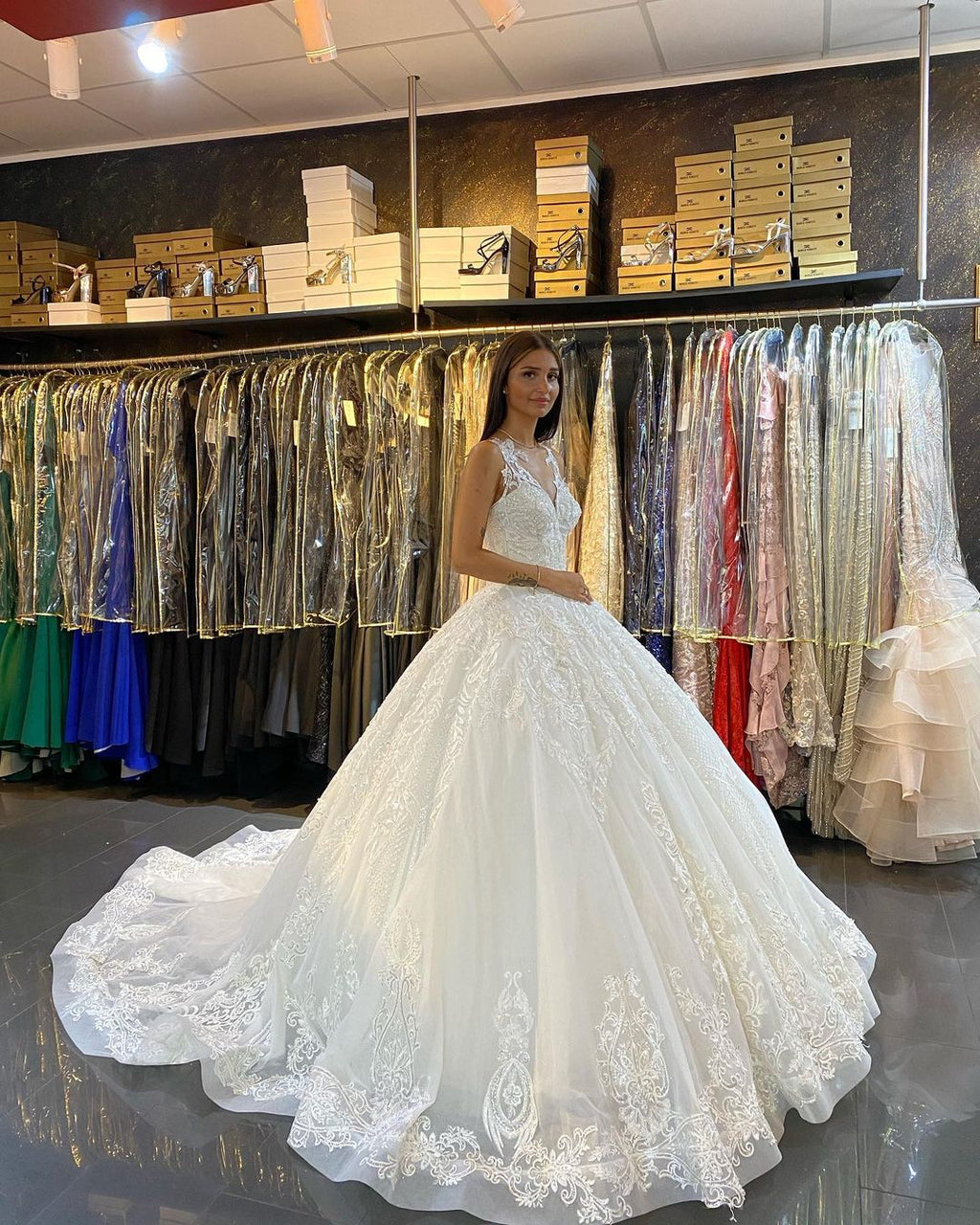 Langes Prinzessin V-Ausschnitt Applikationen Spitze Rückenfreies Brautkleid