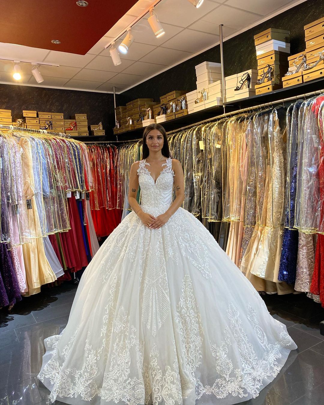 Langes Prinzessin V-Ausschnitt Applikationen Spitze Rückenfreies Brautkleid