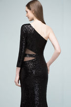 Langes, einschultriges, mit Pailletten besetztes Ballkleid mit einem Ärmel