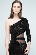 Langes, einschultriges, mit Pailletten besetztes Ballkleid mit einem Ärmel