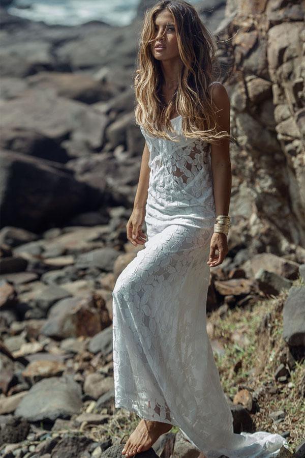 Vestidos de novia playeros largos con tirantes finos y encaje