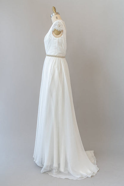 Vestido de novia largo de gasa con escote en V y encaje con mangas cortas