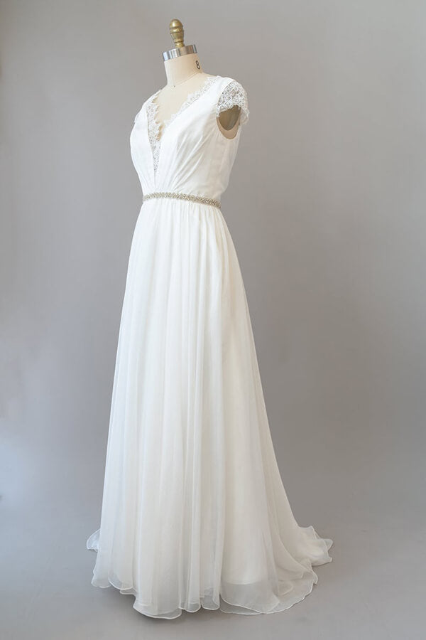 Langes Etui-Brautkleid aus Spitzenchiffon mit V-Ausschnitt und Flügelärmeln