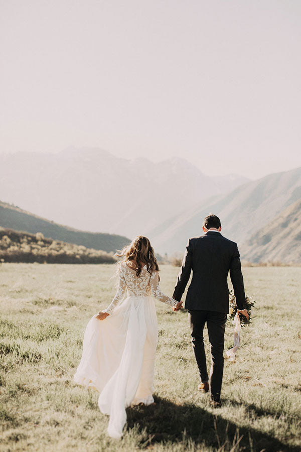 Robe de mariée en mousseline avec manches longues, coupe trapèze et appliques en dentelle