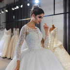 Robe de mariée à manches longues, ligne trapèze, encolure bateau, ornée d'appliques en dentelle et de paillettes