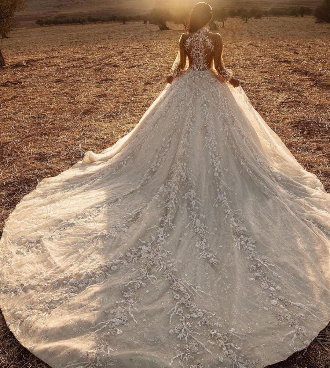 Robe de mariée en tulle à manches longues, col montant, coupe trapèze avec appliques en dentelle
